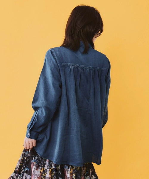 ScoLar Parity(スカラーパリティ)の「562220:蝶襟刺繍 スモッキングデニムシャツ(シャツ/ブラウス・レディース・ブルー/ブラック・M)」の6枚目の写真