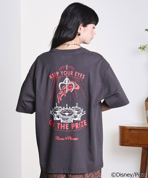 ROSE BUD(ローズバッド)の「TOY STORY / PIZZA PLANET / S/S TEE(Tシャツ/カットソー・レディース・チャコール/ホワイト・M/L)」の2枚目の写真