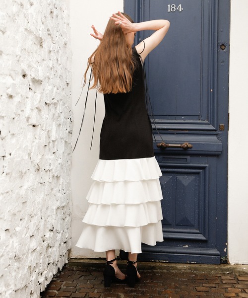 MIELI INVARIANT(ミエリインヴァリアント)の「Wave Tiered Cut Dress(ワンピース・レディース・ブラック/ネイビー/ブラック×ホワイト/ピンクベージュ・FREE)」の11枚目の写真