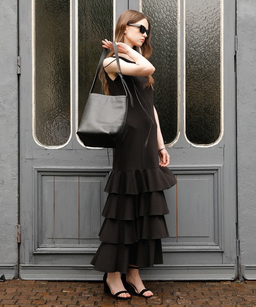 MIELI INVARIANT(ミエリインヴァリアント)の「Wave Tiered Cut Dress(ワンピース・レディース・ブラック/ネイビー/ブラック×ホワイト/ピンクベージュ・FREE)」の5枚目の写真