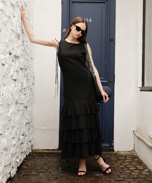MIELI INVARIANT(ミエリインヴァリアント)の「Wave Tiered Cut Dress(ワンピース・レディース・ブラック/ネイビー/ブラック×ホワイト/ピンクベージュ・FREE)」の6枚目の写真