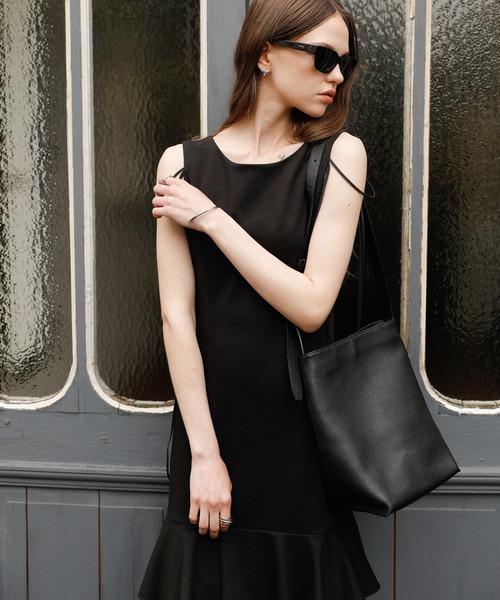 MIELI INVARIANT(ミエリインヴァリアント)の「Wave Tiered Cut Dress(ワンピース・レディース・ブラック/ネイビー/ブラック×ホワイト/ピンクベージュ・FREE)」の8枚目の写真