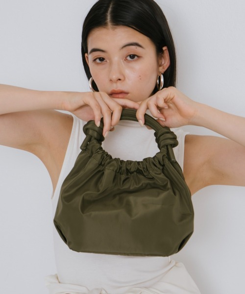 AIDELL(エイデル)の「ナイロン調2wayハンドバッグ/350mlペットボトル収納可能(ショルダーバッグ・レディース・ブラック/ブルー/アイボリー/カーキ・FREE)」の4枚目の写真