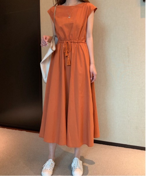 &soiree(アンドソワレ)の「ビックシルエットウエスト絞りノースリーブワンピース(ワンピース・レディース・オリーブ/オフホワイト/オレンジ/アイボリー/ライトグリーン/グリーン/ネイビー/ブラック/ブラック系その他・SMALL/X-LARGE/LARGE/MEDIUM)」の9枚目の写真