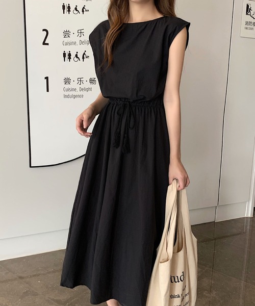 &soiree(アンドソワレ)の「ビックシルエットウエスト絞りノースリーブワンピース(ワンピース・レディース・オリーブ/オフホワイト/オレンジ/アイボリー/ライトグリーン/グリーン/ネイビー/ブラック/ブラック系その他・SMALL/X-LARGE/LARGE/MEDIUM)」の4枚目の写真