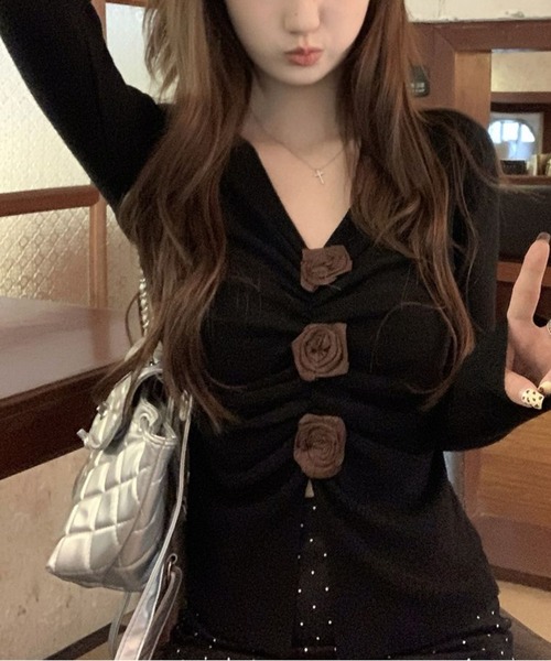 AsheKsha（アシクシャ）の「V ネック立体ローズ シャーリングスリットニットトップス（ニット/セーター・レディース・ベージュ/ブラック・M）」の8枚目の写真