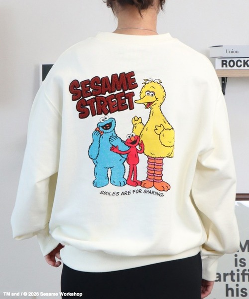 Ha-Li-C STORE(ハリックストア)の「【セサミストリート】カスレプリントスウェット(スウェット・メンズ・オフホワイト/チャコールグレー/A/ダークグリーン・LARGE/MEDIUM/X-LARGE)」の1枚目の写真