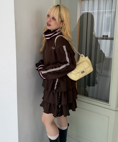 continuer de NICE CLAUP(コンティニューデナイスクラップ)の「トレンド感たっぷりなキラキラトラックジャケット(ブルゾン・レディース・ブラック/トップグレー/ブラウン・FREE)」の6枚目の写真