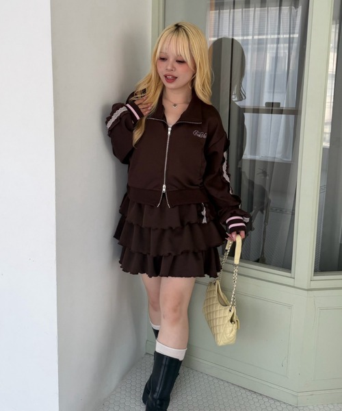 continuer de NICE CLAUP(コンティニューデナイスクラップ)の「トレンド感たっぷりなキラキラトラックジャケット(ブルゾン・レディース・ブラック/トップグレー/ブラウン・FREE)」の11枚目の写真