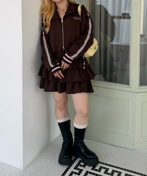 continuer de NICE CLAUP(コンティニューデナイスクラップ)の「トレンド感たっぷりなキラキラトラックジャケット(ブルゾン・レディース・ブラック/トップグレー/ブラウン・FREE)」の12枚目の写真