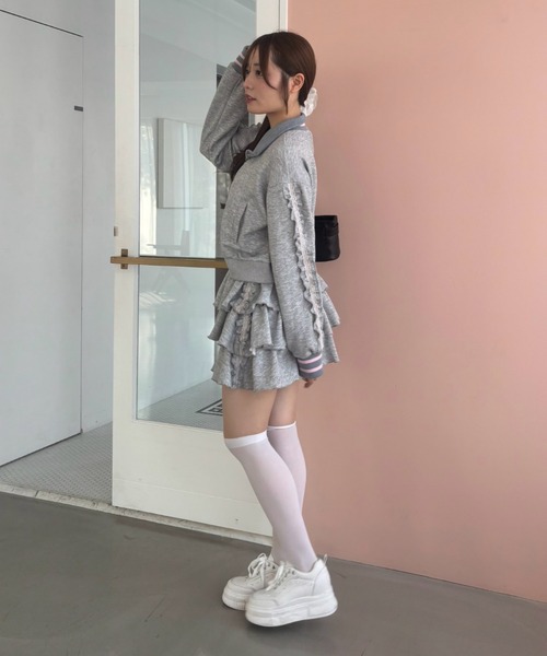 continuer de NICE CLAUP(コンティニューデナイスクラップ)の「トレンド感たっぷりなキラキラトラックジャケット(ブルゾン・レディース・ブラック/トップグレー/ブラウン・FREE)」の20枚目の写真