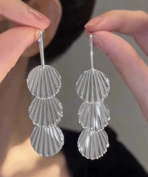 Miniministore(ミニミニストア)の「シェルモチーフピアス大ぶりおしゃれアクセ(ピアス(両耳用)・レディース・シルバー/ゴールド・FREE)」の2枚目の写真