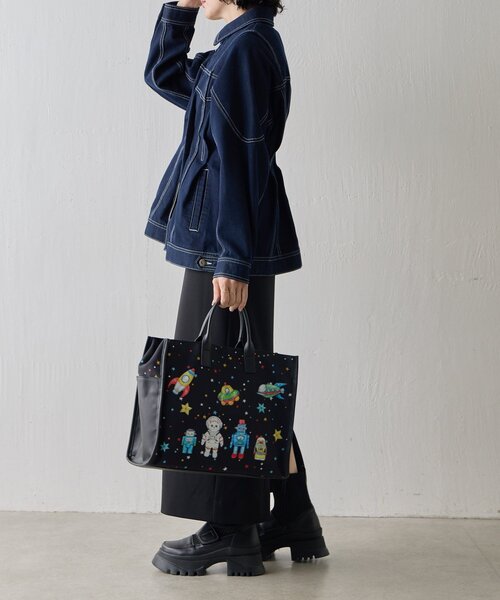 ear PAPILLONNER(イアパピヨネ)の「《A4対応/オリジナルシール付き》sampo×earコラボ/2WAYスクエアトートバッグ(トートバッグ・レディース・ベージュ/ブラック/ネイビー・FREE)」の8枚目の写真