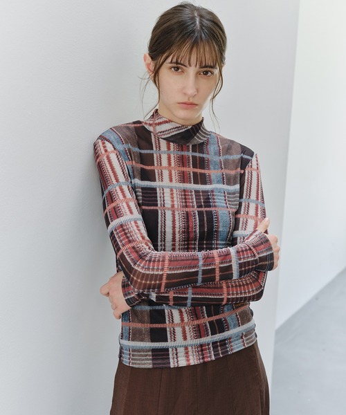 tageechita（タジチタ）の「【tageechita】アートチェックプリント シアーハイネックトップス（Tシャツ/カットソー・レディース・ブラック系/ブラウン系・M/L/S）」の2枚目の写真