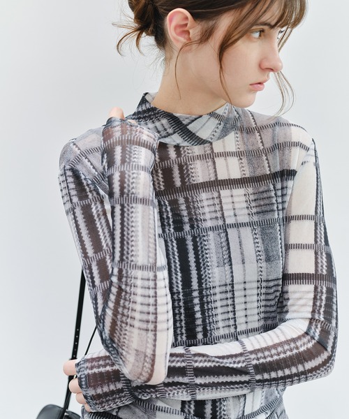 tageechita（タジチタ）の「【tageechita】アートチェックプリント シアーハイネックトップス（Tシャツ/カットソー・レディース・ブラック系/ブラウン系・M/L/S）」の6枚目の写真
