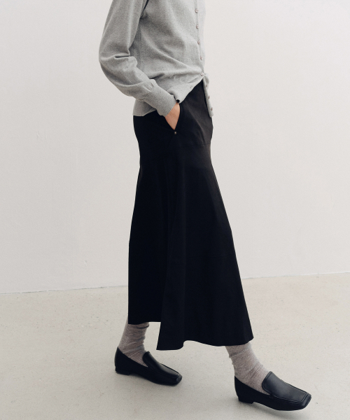 MOHAN(モハン)の「TVF SUADE FLARE SKIRT_2COLORS(スカート・レディース・ブラウン/ブラック・SMALL/MEDIUM/LARGE)」の4枚目の写真