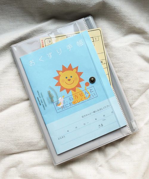 Nahe（ネーエ）の「nahe ネーエ トラベルオーガナイザー 収納ケース パスポート 三つ折り クリア A6（パスポートケース・レディース・グレー/アイボリー/グリーン/レッド/イエロー/ブルー/ホワイト/ブラック/グレー系その他/ブラウン系その他/クリア・FREE）」の14枚目の写真