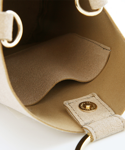 Luz Llena (NEY)（ラズレナニー）の「[2WAY]スエードタッチ・メタルハンドルショルダーバッグ（ショルダーバッグ・レディース・ベージュ/グレー/ブラック・ﾌﾘ-）」の15枚目の写真