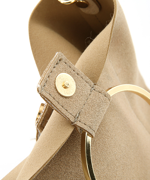 Luz Llena (NEY)（ラズレナニー）の「[2WAY]スエードタッチ・メタルハンドルショルダーバッグ（ショルダーバッグ・レディース・ベージュ/グレー/ブラック・ﾌﾘ-）」の8枚目の写真