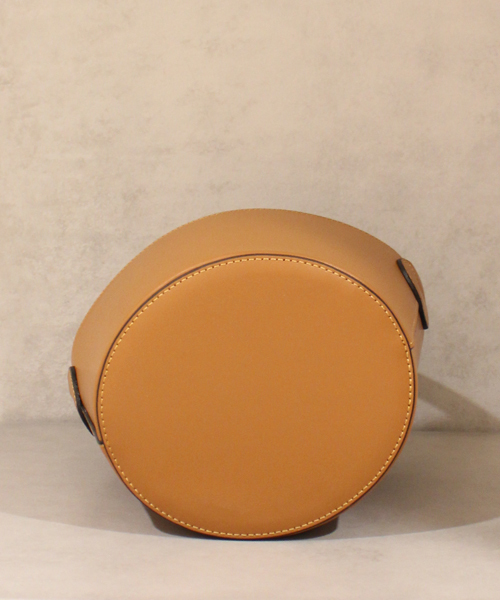 DouDou（ドゥドゥ）の「イタリアンレザーバケットバッグ（ショルダーバッグ・レディース・ブラック/キャメル・FREE）」の5枚目の写真