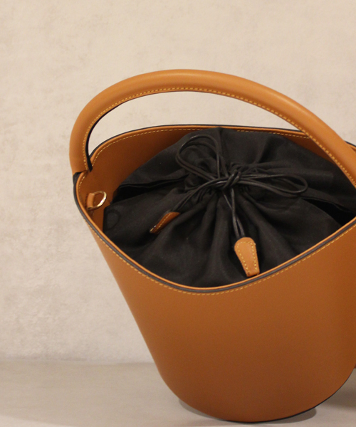 DouDou（ドゥドゥ）の「イタリアンレザーバケットバッグ（ショルダーバッグ・レディース・ブラック/キャメル・FREE）」の7枚目の写真