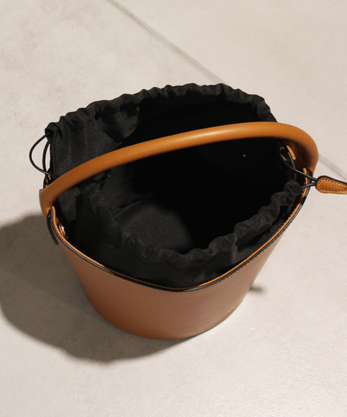 DouDou（ドゥドゥ）の「イタリアンレザーバケットバッグ（ショルダーバッグ・レディース・ブラック/キャメル・FREE）」の9枚目の写真
