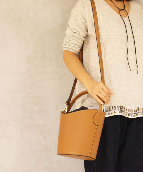 DouDou（ドゥドゥ）の「イタリアンレザーバケットバッグ（ショルダーバッグ・レディース・ブラック/キャメル・FREE）」の13枚目の写真