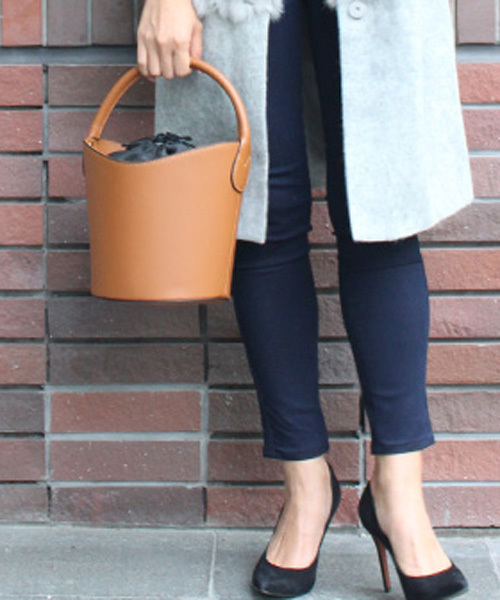 DouDou（ドゥドゥ）の「イタリアンレザーバケットバッグ（ショルダーバッグ・レディース・ブラック/キャメル・FREE）」の14枚目の写真