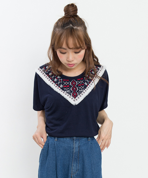 SpRay(スプレイ)の「クロスステッチフリンジTシャツ(Tシャツ/カットソー・レディース・ホワイト/レッド/カーキ/ネイビー・FREE)」の3枚目の写真