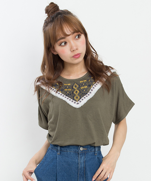 SpRay(スプレイ)の「クロスステッチフリンジTシャツ(Tシャツ/カットソー・レディース・ホワイト/レッド/カーキ/ネイビー・FREE)」の2枚目の写真