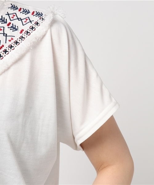 SpRay(スプレイ)の「クロスステッチフリンジTシャツ(Tシャツ/カットソー・レディース・ホワイト/レッド/カーキ/ネイビー・FREE)」の15枚目の写真