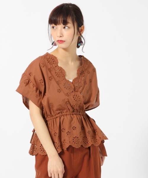 LOWRYS FARM（ローリーズファーム）の「カットワークカシュクールブラウス 793067（シャツ/ブラウス・レディース・ブラック/ブラウン/オフホワイト・LARGE/MEDIUM）」の3枚目の写真