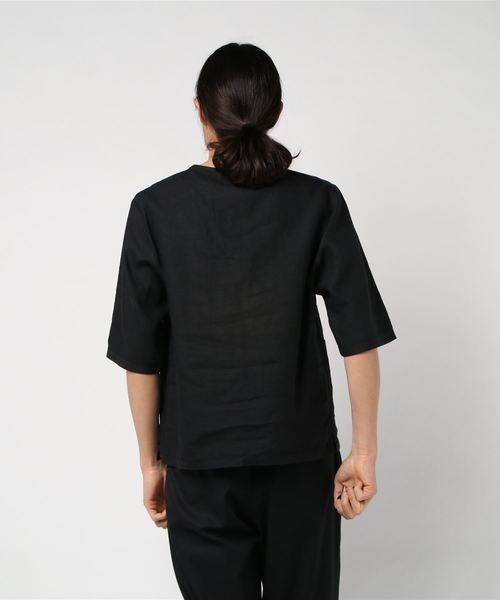 HELIOPOLE(エリオポール)の「CINI: リネンTシャツ(Tシャツ/カットソー・メンズ・ブラック/ベージュ・44/46)」の3枚目の写真
