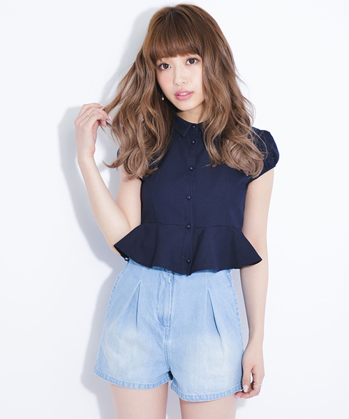 MICOAMERI（ミコアメリ）の「BackレースぺプラムBL（シャツ/ブラウス・レディース・オフホワイト/ネイビー・MEDIUM/SMALL）」の2枚目の写真