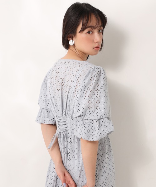 one after another NICE CLAUP（ワンアフターアナザーナイスクラップ）の「袖コンシャスガウンワンピース（ワンピース・レディース・オフホワイト/ベージュ/サックスブルー・FREE）」の5枚目の写真