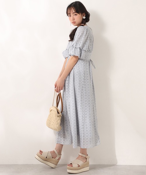 one after another NICE CLAUP（ワンアフターアナザーナイスクラップ）の「袖コンシャスガウンワンピース（ワンピース・レディース・オフホワイト/ベージュ/サックスブルー・FREE）」の11枚目の写真