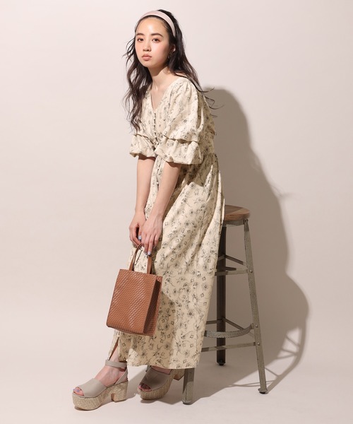 one after another NICE CLAUP（ワンアフターアナザーナイスクラップ）の「袖コンシャスガウンワンピース（ワンピース・レディース・オフホワイト/ベージュ/サックスブルー・FREE）」の16枚目の写真