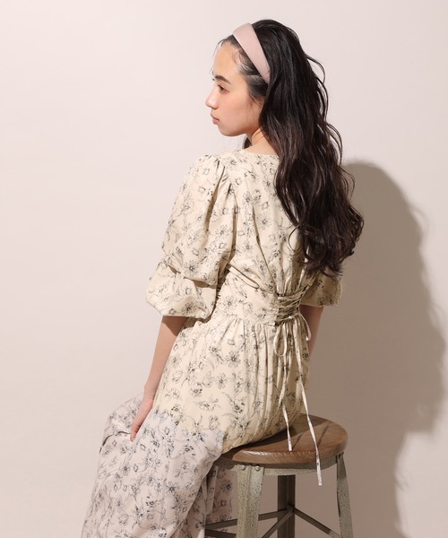 one after another NICE CLAUP（ワンアフターアナザーナイスクラップ）の「袖コンシャスガウンワンピース（ワンピース・レディース・オフホワイト/ベージュ/サックスブルー・FREE）」の8枚目の写真