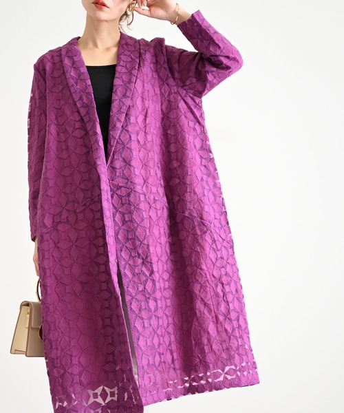 幾何学模様の透かし刺繍ロングジャケット