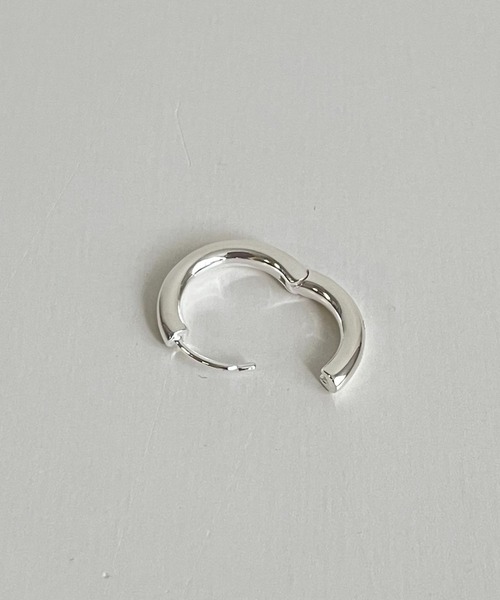 CANAL JEAN（キャナルジーン）の「Pt　ミニフープピアス（ピアス（両耳用）・レディース・シルバー/ゴールド・ONE SIZE）」の4枚目の写真