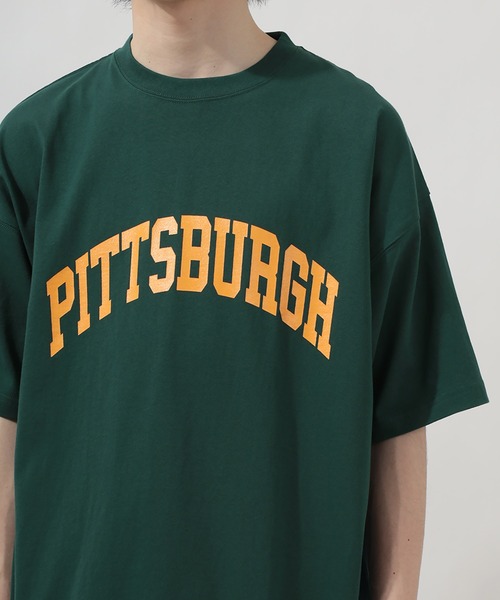 SlashDate（スラッシュデイト）の「オーバーサイズ カレッジロゴ ラバープリント 半袖Ｔシャツ/PITTSBURGH/FLOURISH  LANDSCAPE（Tシャツ/カットソー・メンズ・ミント/グレイッシュベージュ/アッシュグレー/グリーン/ネイビー/グリーン系その他/ブラック/アイボリー・L/M/XL）」の21枚目の写真