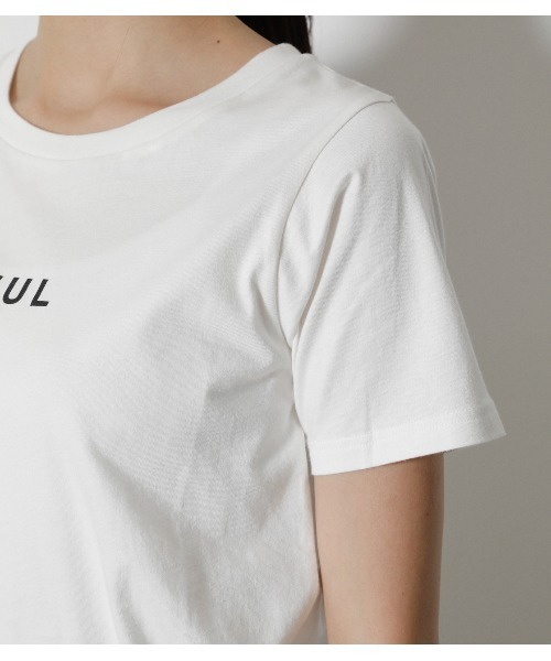 AZUL by moussy（アズールバイマウジー）の「AZUL LOGO C/N TEE/AZULロゴクルーネックTシャツ（Tシャツ/カットソー・レディース・ブルー/ブラック/オフホワイト・MEDIUM/SMALL）」の20枚目の写真