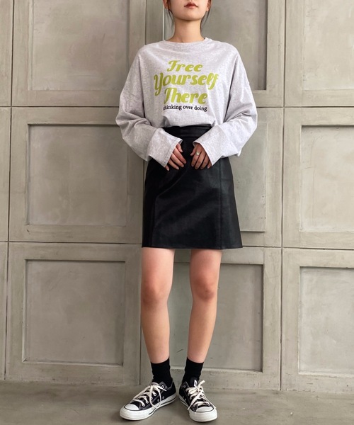 moment+（モーメントプラス）の「マットフェイクレザーミニスカート