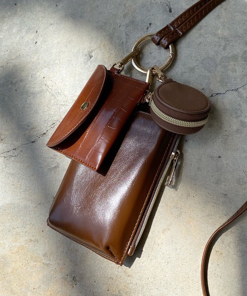 DouDou(ドゥドゥ)の「【新色追加】コンビ素材マルチスマホショルダー(ショルダーバッグ・レディース・ブラック/グレー/ブラウン/ライトベージュ/シルバー/ベージュ・FREE)」の1枚目の写真