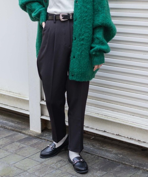 WEGO（ウィゴー）の「WEGO/センタープレステーパードパンツ（スラックス・レディース・ケリー/ブルー/レッド/ブラック/ピンク/アイボリー・SMALL/LARGE/MEDIUM）」の2枚目の写真