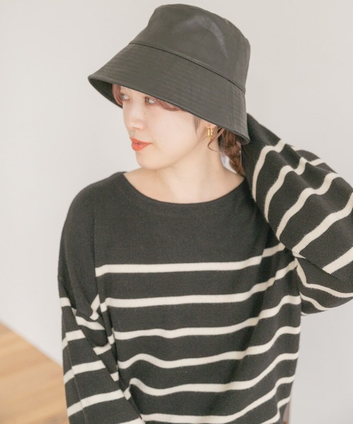 ITEMS URBANRESEARCH(アイテムズ アーバンリサーチ)の「フェイクレザー プレーンバケットハット(ハット・レディース・ベージュ/ライトグレー/ブラック・-)」の2枚目の写真