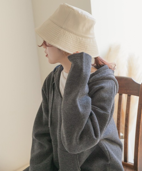 ITEMS URBANRESEARCH(アイテムズ アーバンリサーチ)の「フェイクレザー プレーンバケットハット(ハット・レディース・ベージュ/ライトグレー/ブラック・-)」の4枚目の写真