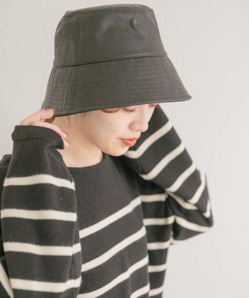 ITEMS URBANRESEARCH(アイテムズ アーバンリサーチ)の「フェイクレザー プレーンバケットハット(ハット・レディース・ベージュ/ライトグレー/ブラック・-)」の12枚目の写真