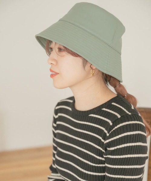 ITEMS URBANRESEARCH(アイテムズ アーバンリサーチ)の「フェイクレザー プレーンバケットハット(ハット・レディース・ベージュ/ライトグレー/ブラック・-)」の17枚目の写真