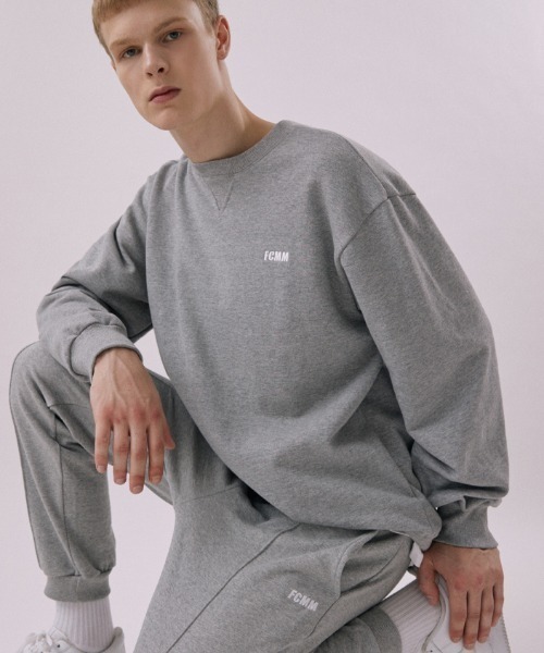 FCMM（エフシーエムエム）の「CLUB TEAM CLASSIC CREWNECK SWEATSHIRTS/クラブチームクラシッククルーネックスウェットシャツ（スウェット・メンズ・グレイッシュブルー/ミックスグレー/ピンク/オートミール/ブラック/ダークベージュ/ライム/モカ/ネイビー/シルバーグレー/グリーン・LARGE/X-LARGE/MEDIUM）」の3枚目の写真